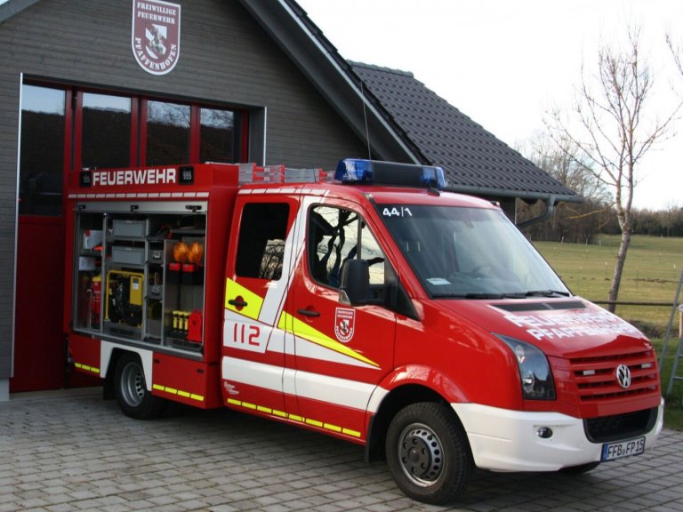 Grossansicht in neuem Fenster: Freiwillige Feuerwehr Pfaffenhofen mit neuem Fahrzeug (2)
