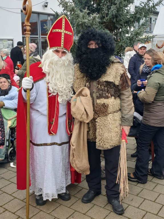 Grossansicht in neuem Fenster: Nikolaus und Krampus auf dem Christkindlmarkt